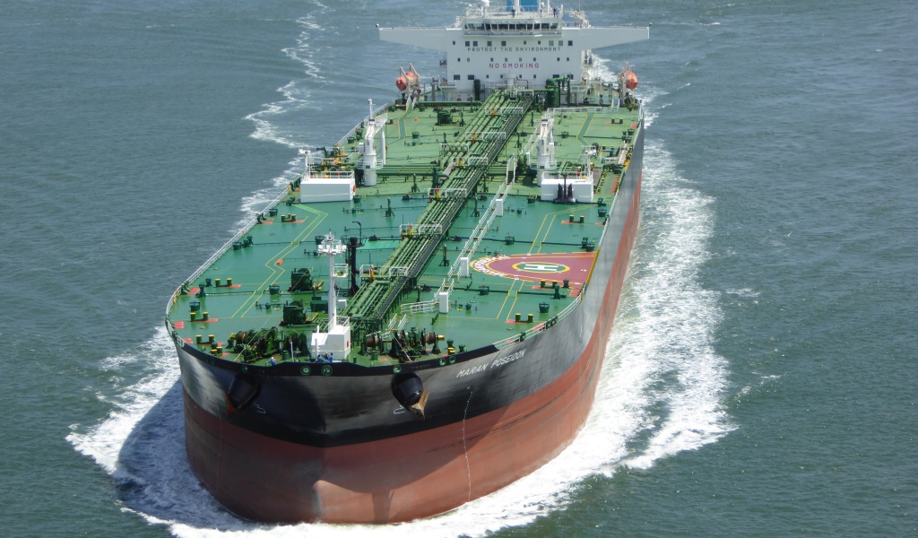 Большой нефтяной танкер в море