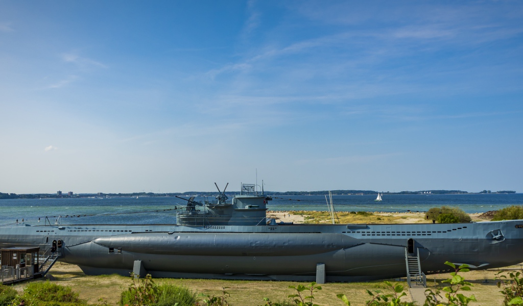 Большая подводная лодка на берегу Балтийского моря