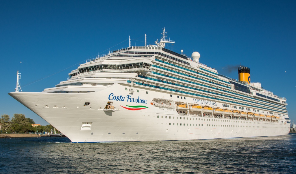 Большой белый круизный лайнер Costa Favolosa 