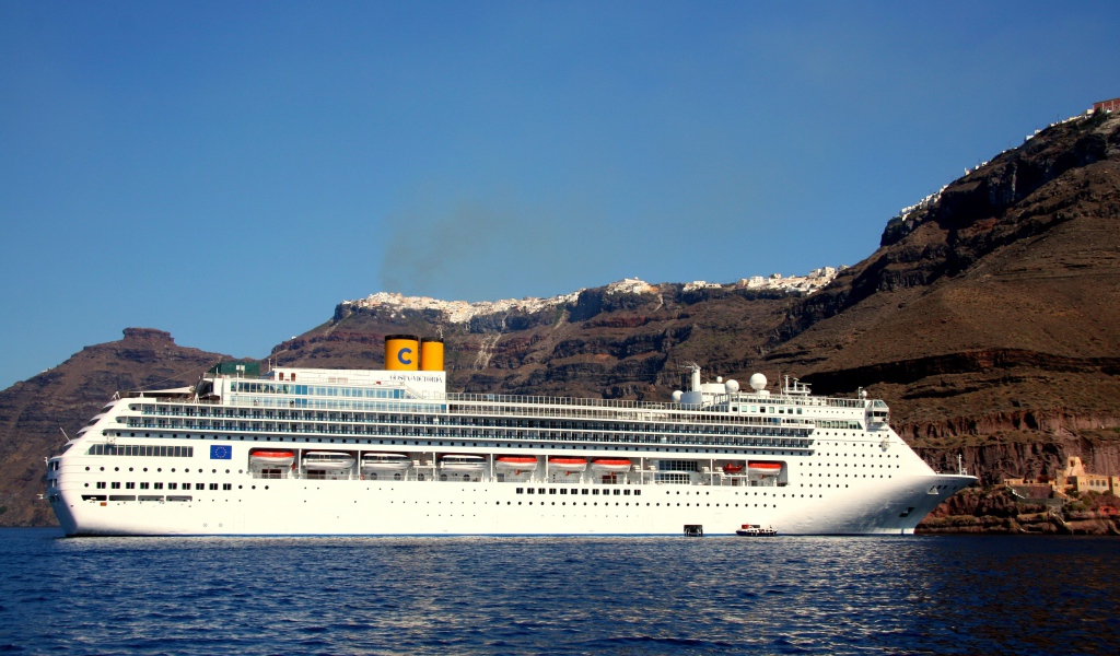 Большой белый круизный лайнер у берегов Санторини, Греция