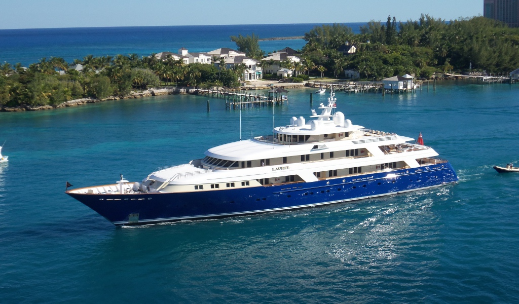 Большая яхта Laurel уходит в море