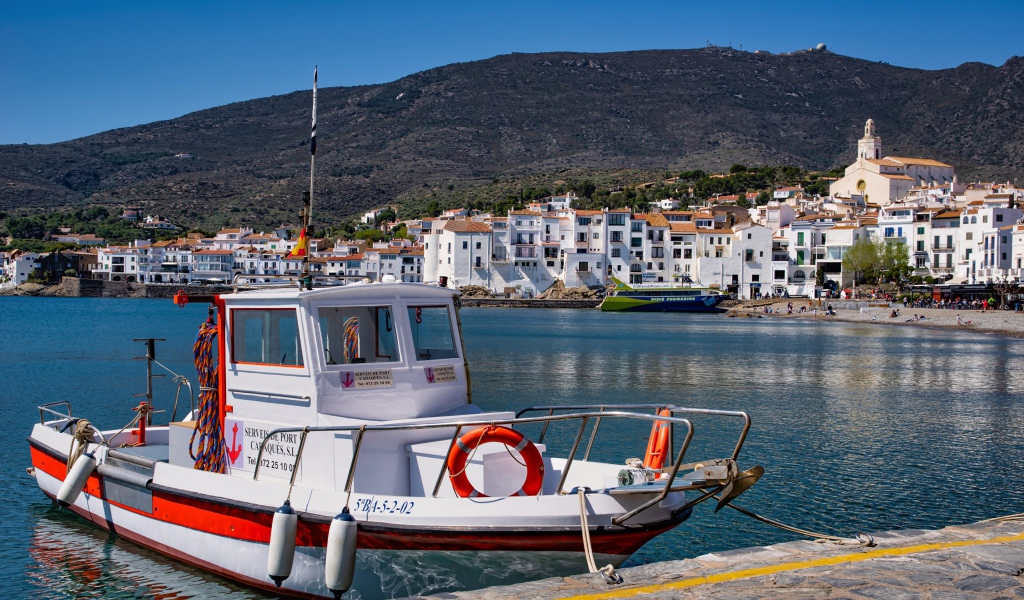 Моторная лодка на побережье Греции 