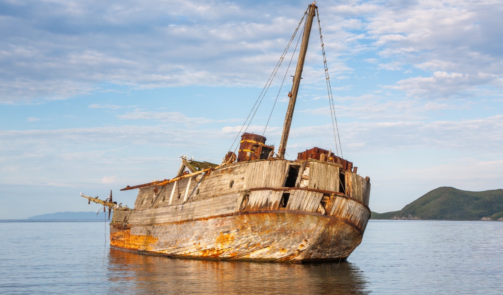 Старый разрушенный корабль на берегу 