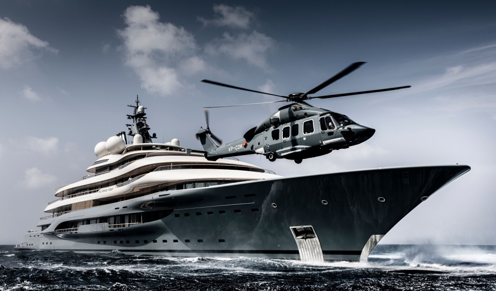 Вертолет приземляется на яхту в море