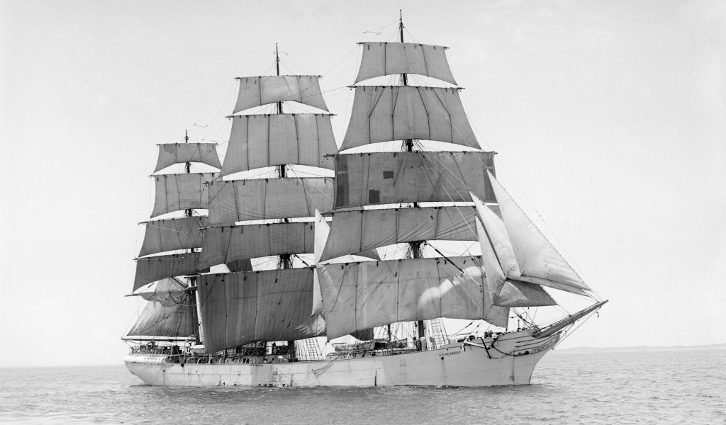 Трехмачтовое парусное судно черно-белое фото