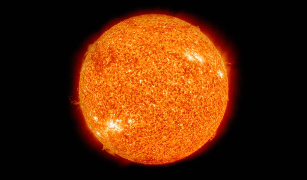 Большое огненное солнце на черном фоне