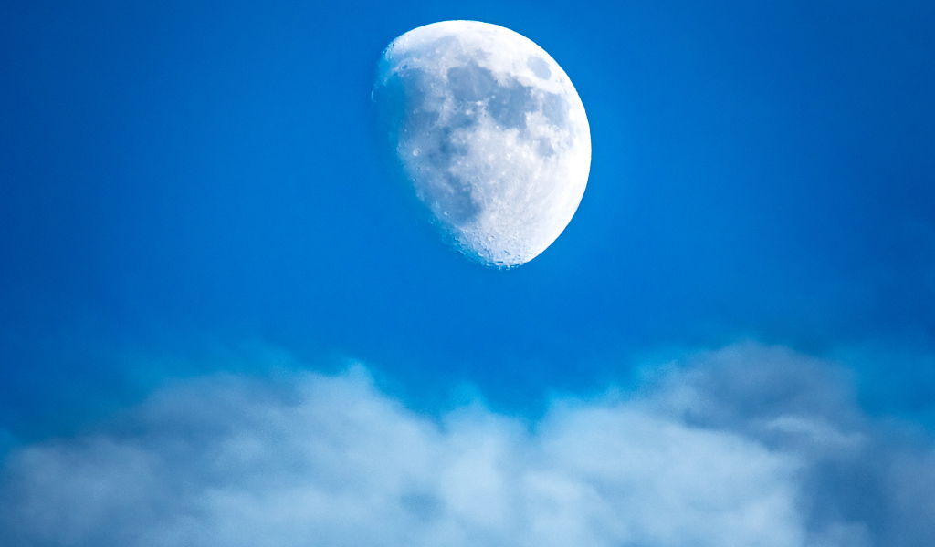Половина большой белой луны в голубом небе