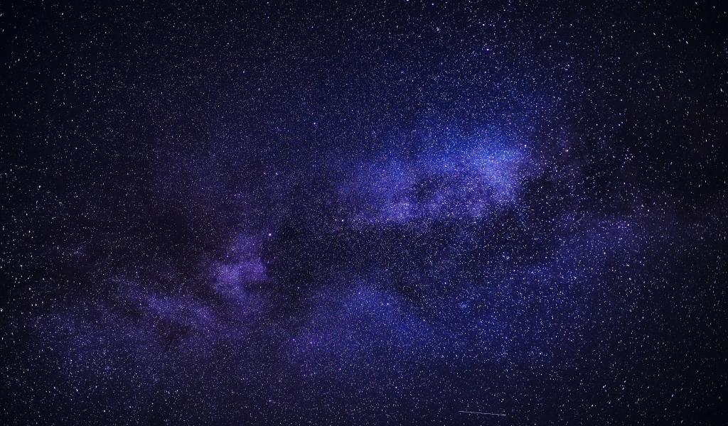 Млечный путь и звезды в синем ночном небе