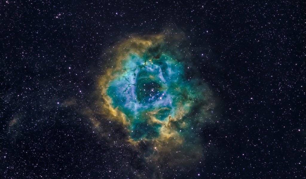 Туманность в звездной галактике на черном фоне