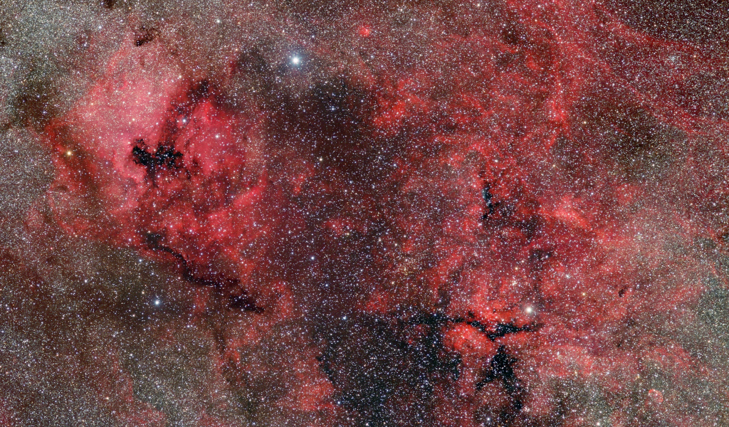 Розовая туманность в космосе