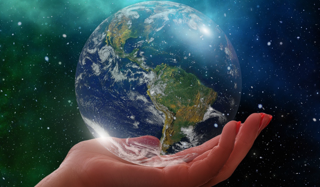 Планета Земля лежит на руке
