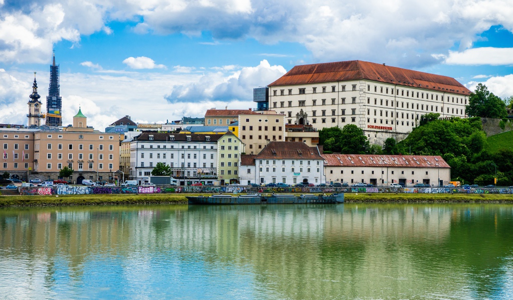 Красивые дома у реки, Австрия