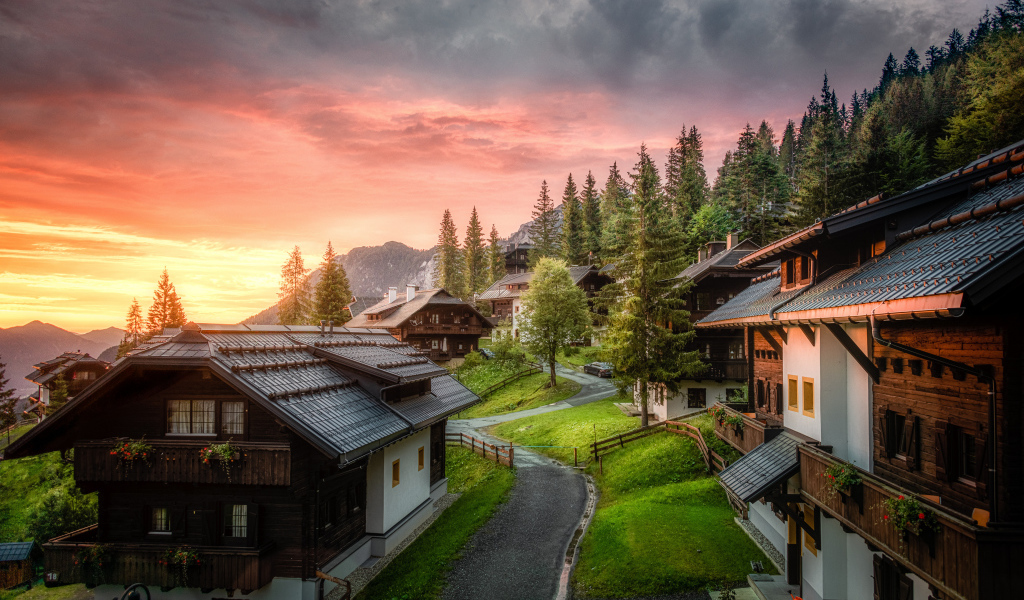 Дома у гор на закате солнца, Австрия 