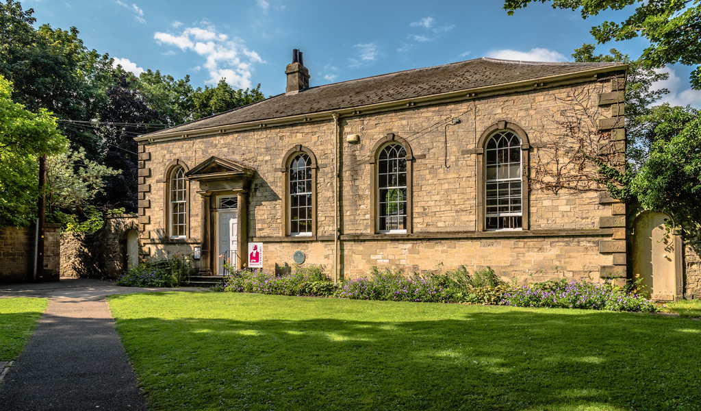 Красивый кирпичный дом с большими окнами, Англия