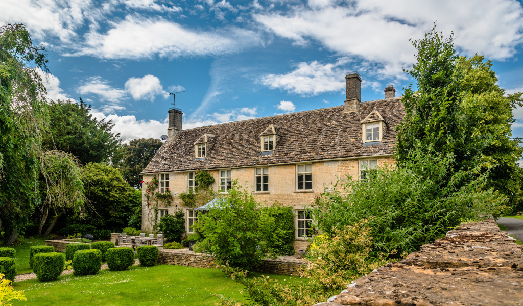 Красивый дом под голубым небом,Англия