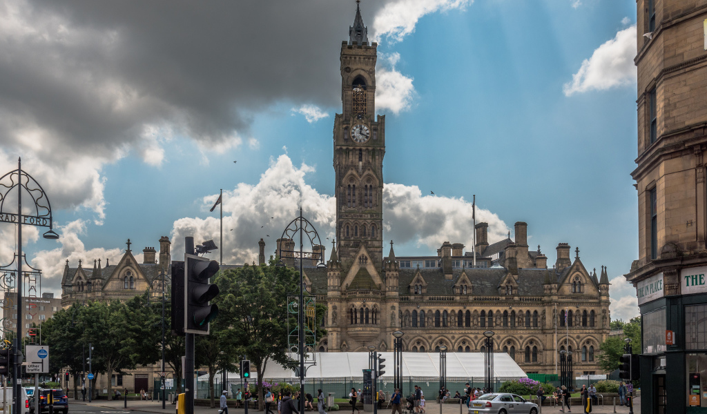 Часы на башне в городе, Англия
