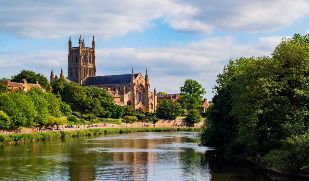 Старинный красивый дом у реки, Англия 