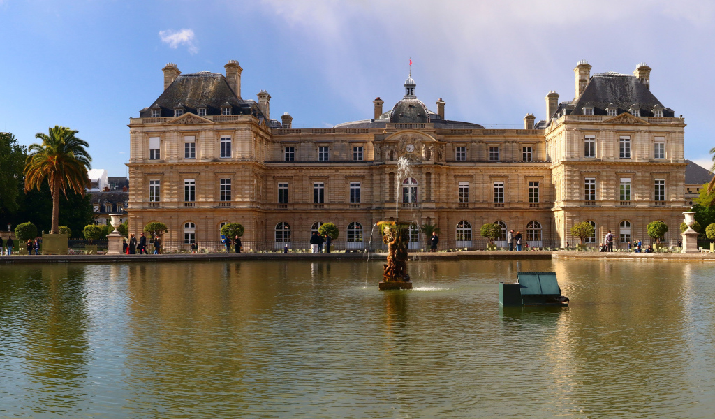 Люксембургский дворец у озера, Париж. Франция