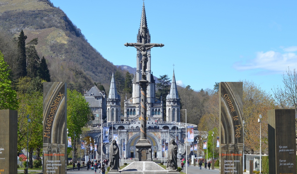 Монумент у базилики Святой Розарии, Франция