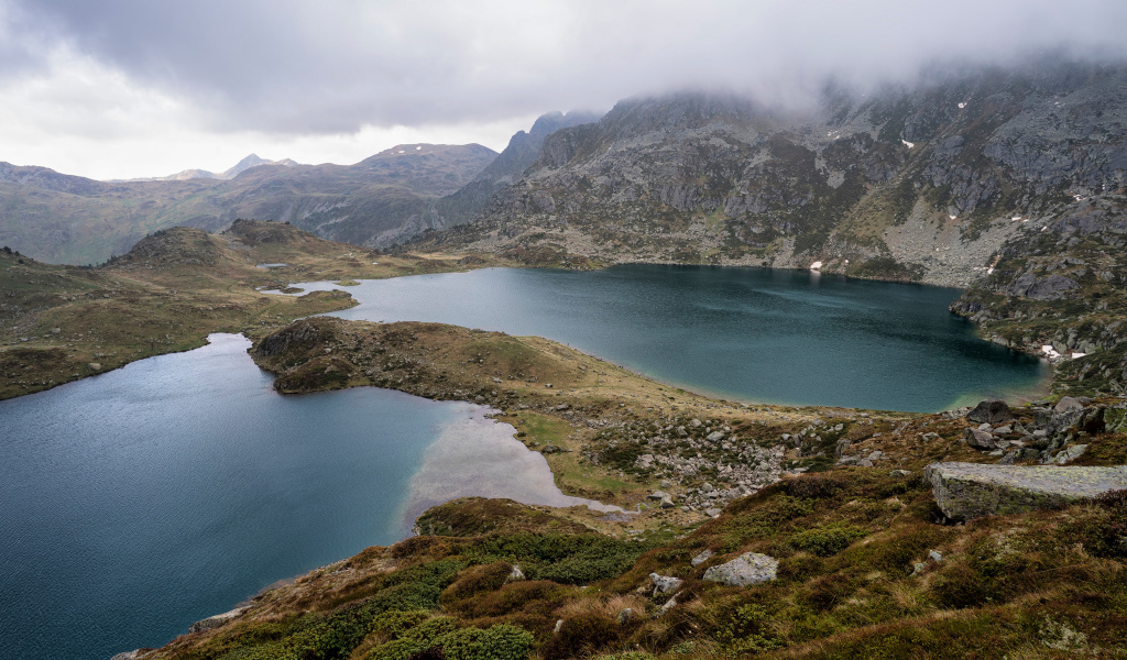 Озера у гор в тумане, Франция 
