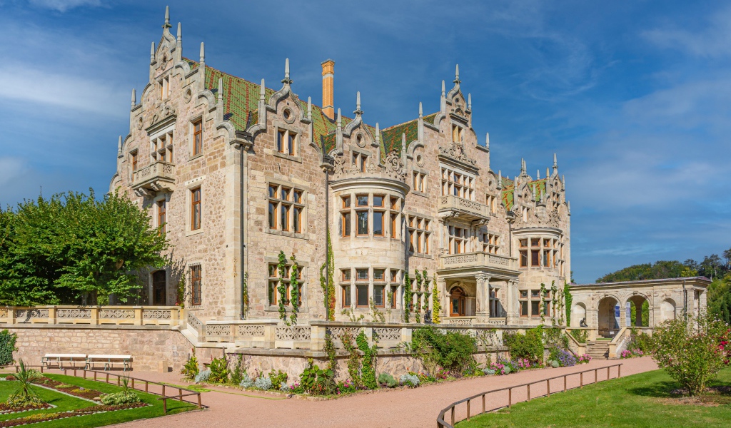 Замок Альтенштайн под голубым небом, Германия