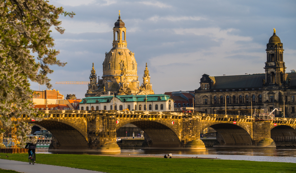Старинный мост через реку на фоне города Дрезден, Германия