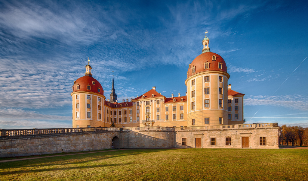 Старинный замок Морицбург под голубым небом, Германия