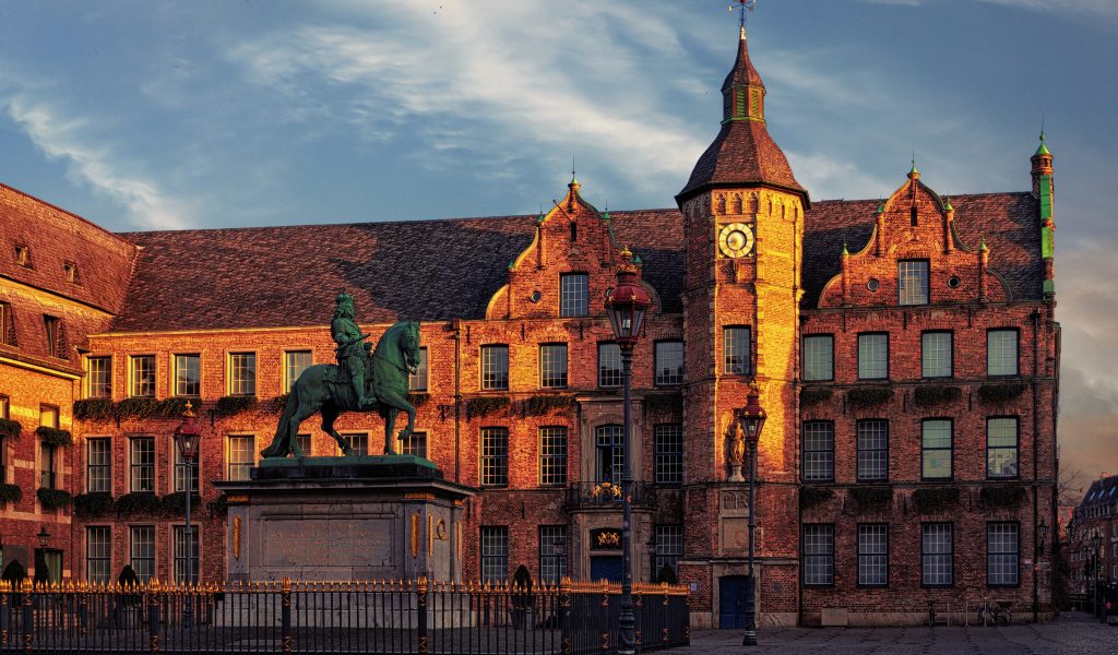 Памятник у старого дома с башней, Германия