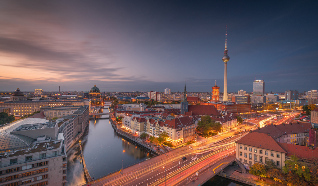 Красивый вид на вечерний Берлин, Германия