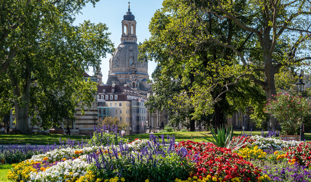 Старая церковь в живописном парке,Дрезден. Германия