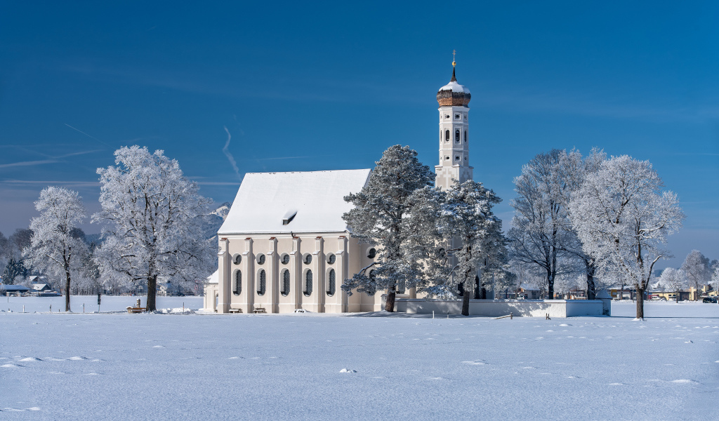 Старая церковь в заснеженном парке, Германия