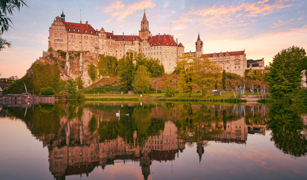 Замок Зигмаринген у пруда, Германия