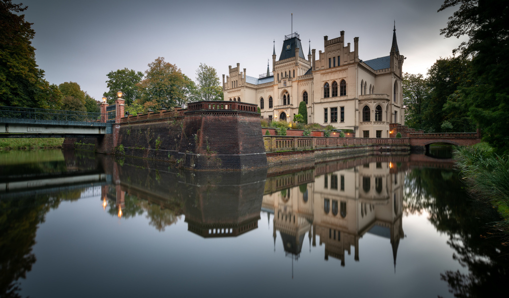 Крепость Эфенбург отражается в воде озера, Германия