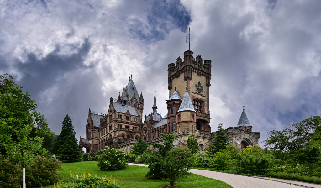 Старинный замок Драхенбург под грозовым небом. Германия
