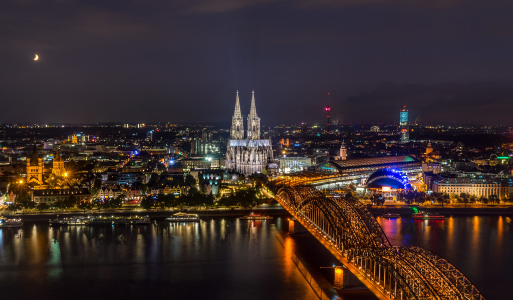 Вид на старый город Кельн ночью, Германия