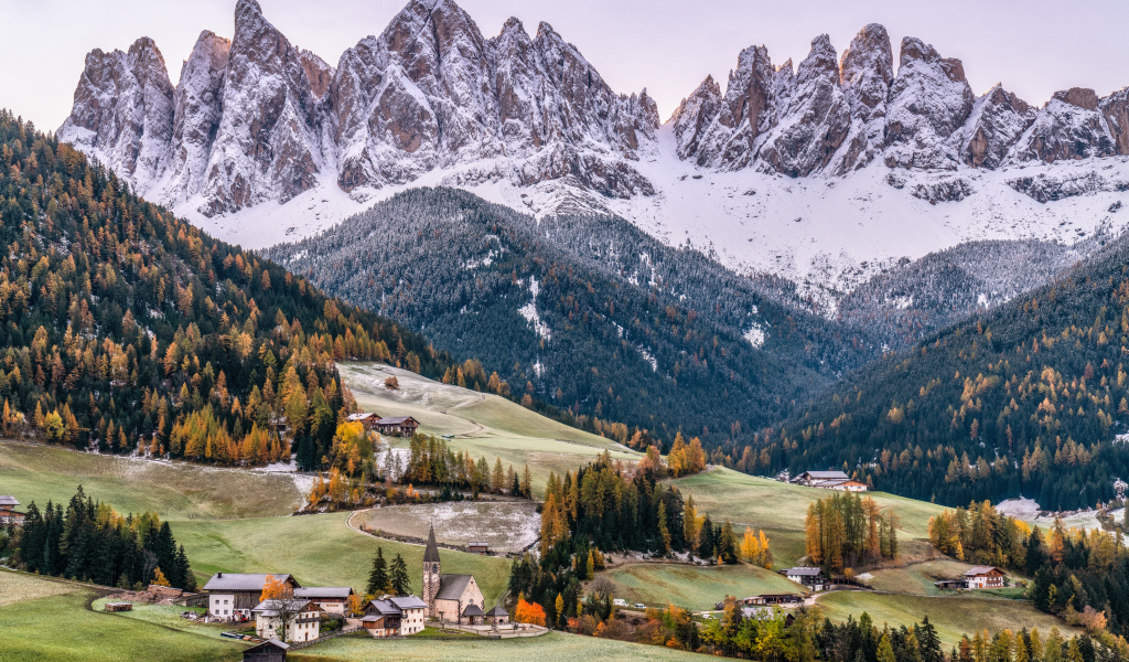 Красивый вид на заснеженные Доломитовые Альпы, Италия