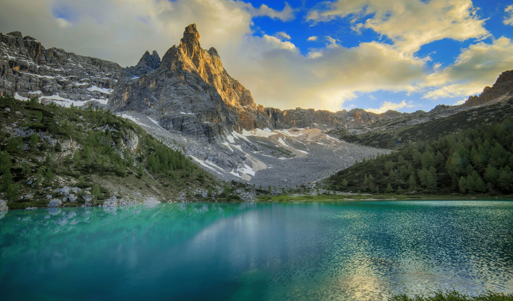 Горный массив Доломитовые альпы у озера, Италия 