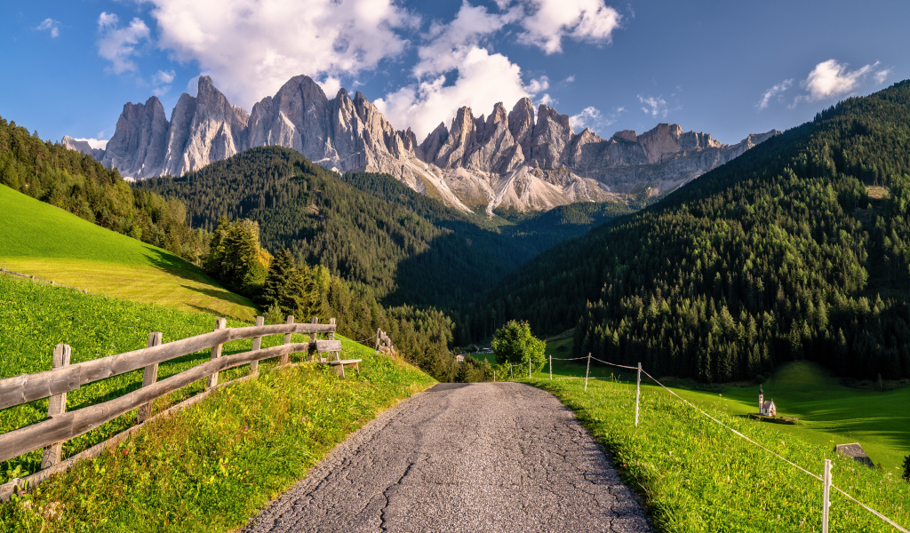 Дорога ведет к Доломитовым альпам, Италия