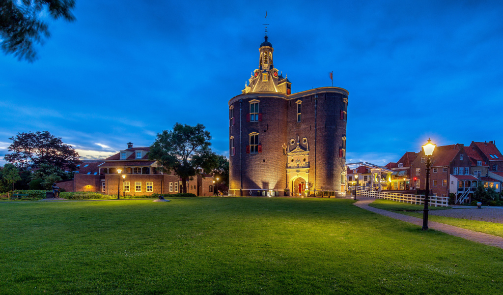 Большая старая башня в сумерках,  Нидерланды