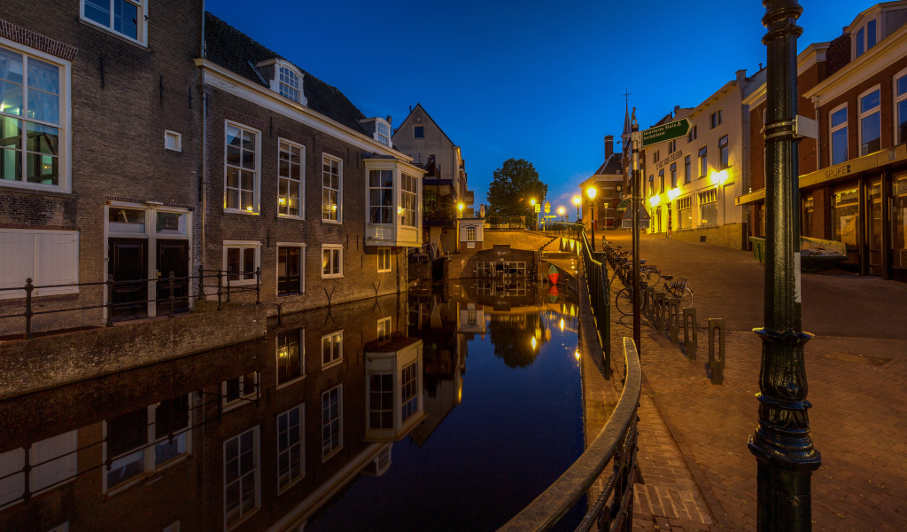 Дома у канала ночью, Нидерланды 