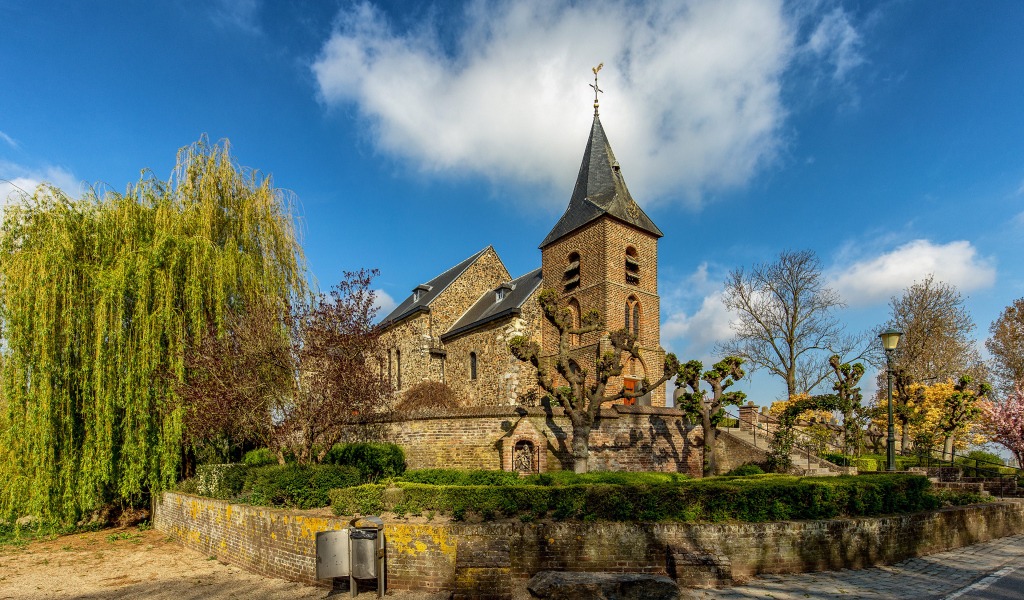 Старая церковь под  голубым небом, Нидерланды