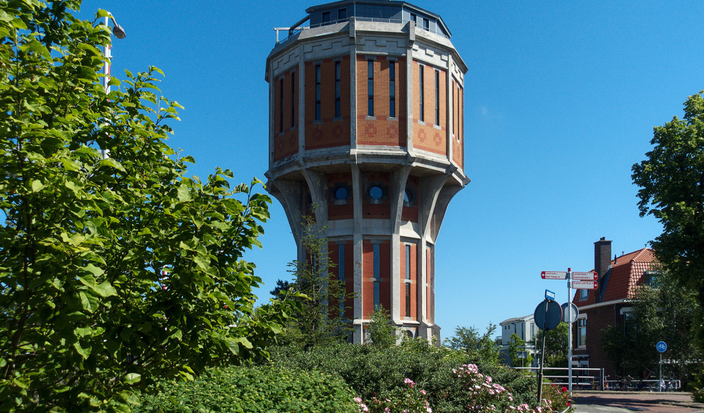 Старая башня на улице города, Нидерланды 