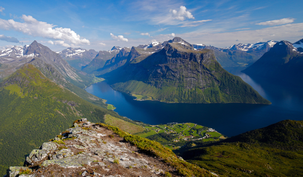 Красивый вид на зеленые горы фьорда, Норвегия