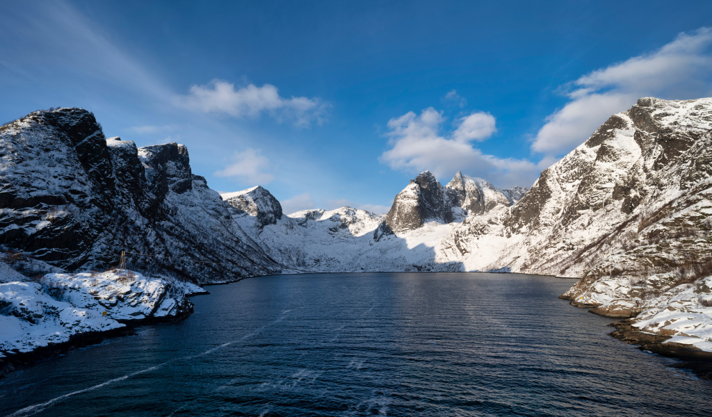 Спокойная холодная вода у заснеженных гор, Норвегия 