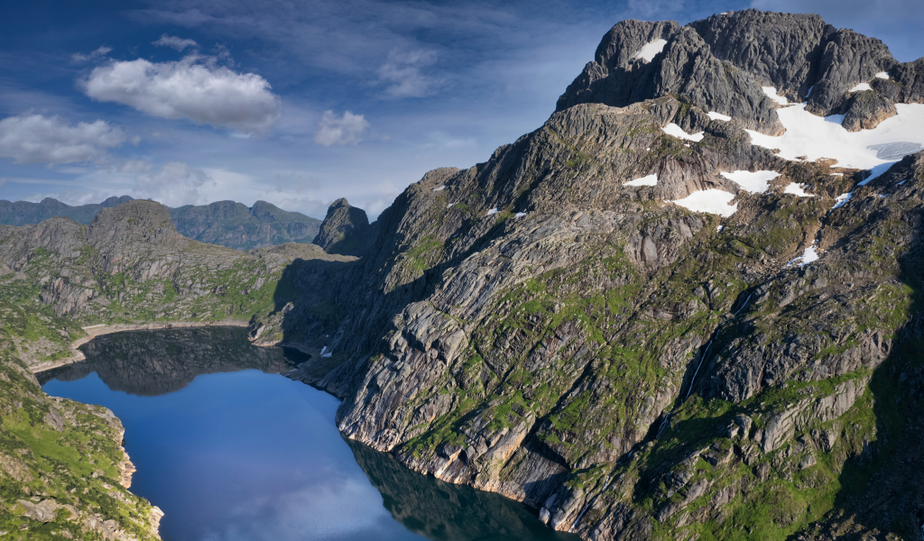 Большая серая года у озера, Лофотенские острова. Норвегия