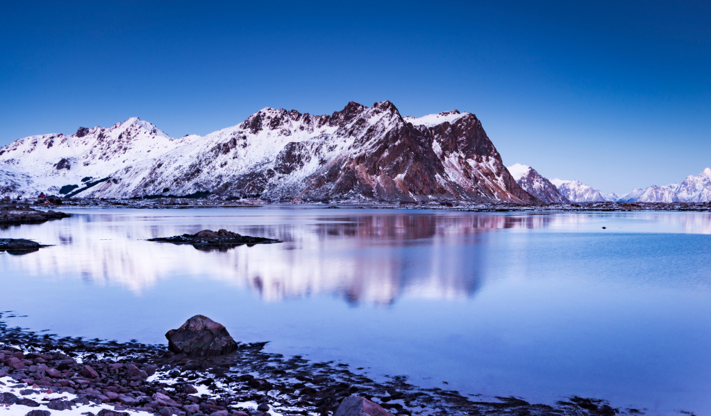 Большие покрытые снегом горы у воды, Норвегия