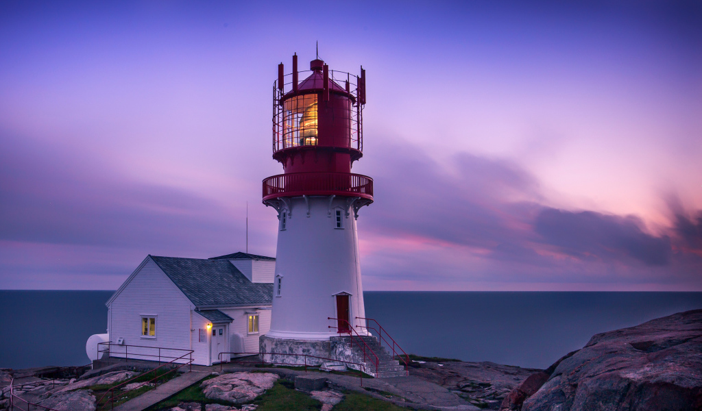 Маяк на берегу моря в сумерках, Норвегия