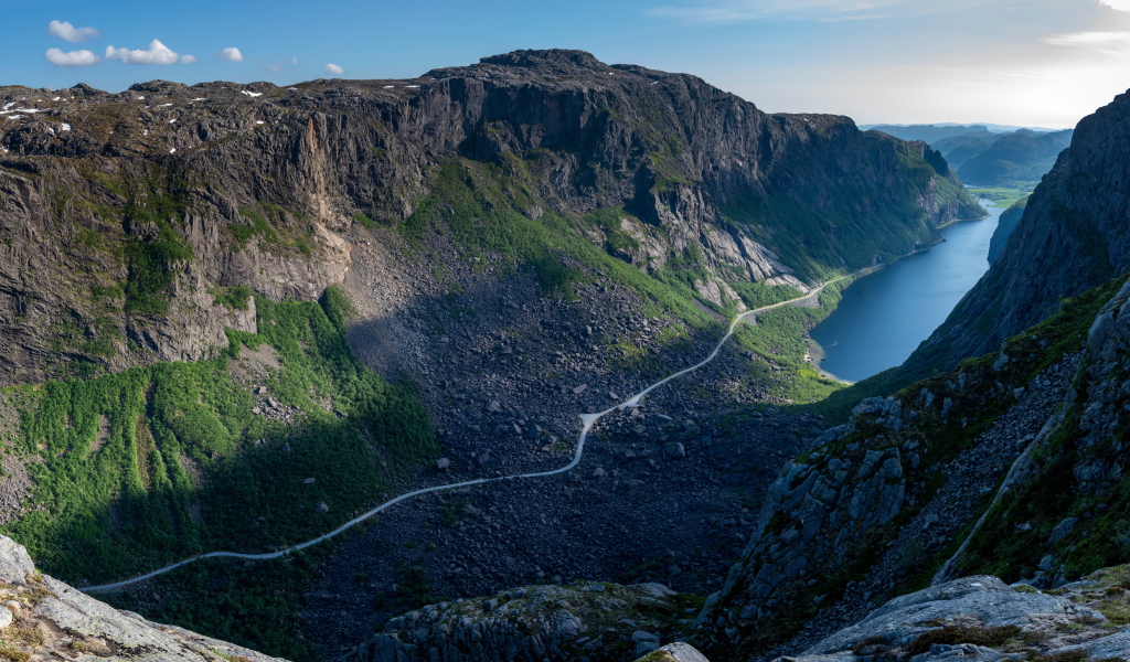 Величественные горы под голубым небом, Лофотенские острова. Норвегия