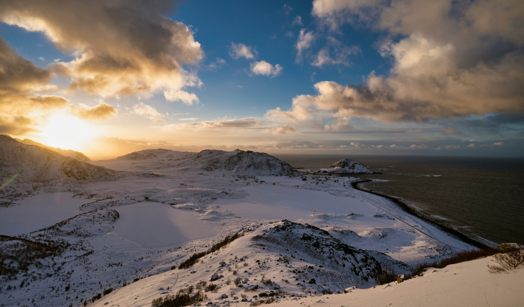 Заснеженные горы у залива на закате, Лофотенские острова. Норвегия 