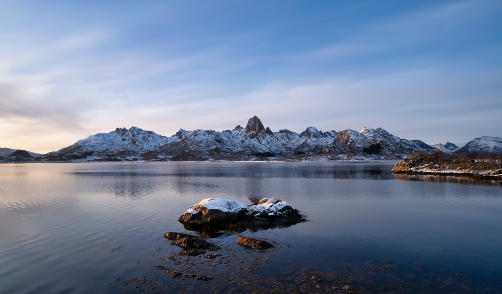 Заснеженные Лофотенские острова под голубым небом, Норвегия 